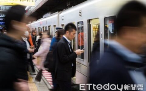 30歲升主管後悔了！「滑手機等下班」他揭2原因勸世：錢夠用就好