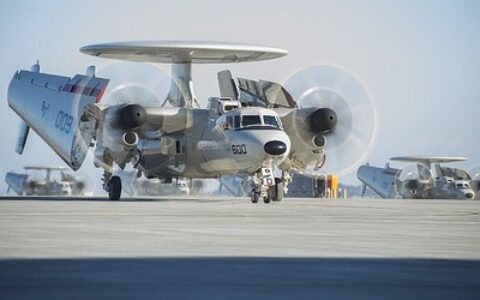 美國海軍「E-2D先進鷹眼墜毀」1死2傷！2士兵腿骨折被拖出送醫