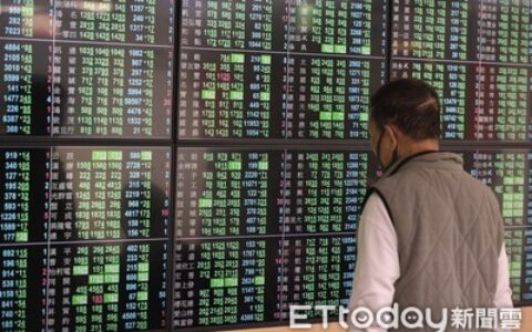 台股險守萬七！電子疲弱、金融防疫股撐盤　指數跌236點收17048