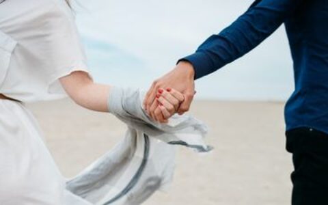 行動勝於一切！對方有這3種「身體語言」　代表他真的很在乎你