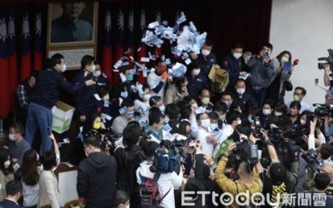 國務機要費案初審通過！　藍高喊散會全民防疫、綠進行唱名通過